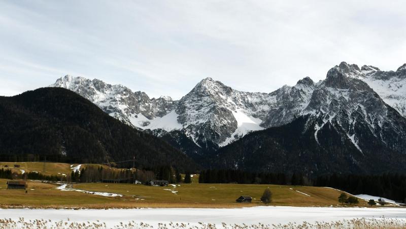 Der Schmalensee ist noch mit Eis bedeckt, dahinter zeigen sich die Gipfel des Karwendels. Foto: Angelika Warmuth/dpa/Archivbild Der Schmalensee ist noch mit Eis bedeckt, dahinter zeigen sich die Gipfel des Karwendels. Foto: Angelika Warmuth/dpa/Archivbild