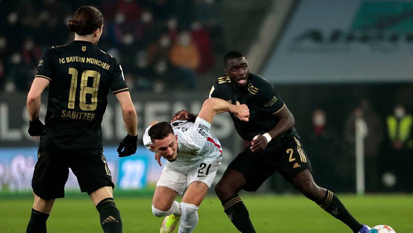 Marcel Sabitzer (l.) und Dayot Upamecano im Spiel gegen den FC Augsburg.
