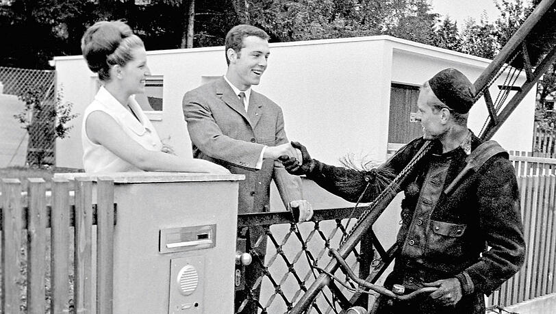 Der Schornsteinfeger als Eheglücksbringer: Am 11. September 1966 heiratet Franz Beckenbauer seine Brigitte, die sich für ihn scheiden ließ. Zuvor hat er in Solln für 180 000 Mark ein Eigenheim gekauft.  Foto: imago