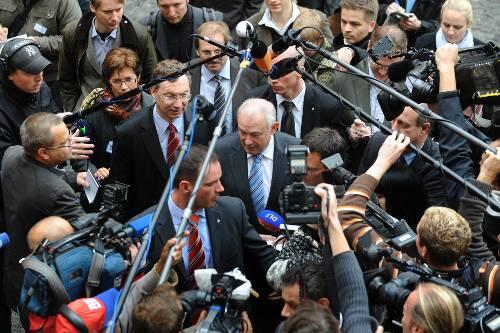 Dieser Weg wird kein leichter sein: Noch-Ministerpräsident Günther Beckstein auf dem Weg in die entscheidende Sitzung im Landtag.