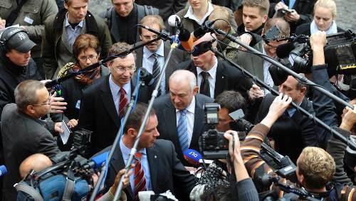 Dieser Weg wird kein leichter sein: Noch-Ministerpräsident Günther Beckstein auf dem Weg in die entscheidende Sitzung im Landtag. Dieser Weg wird kein leichter sein: Noch-Ministerpräsident Günther Beckstein auf dem Weg in die entscheidende Sitzung im Landtag.