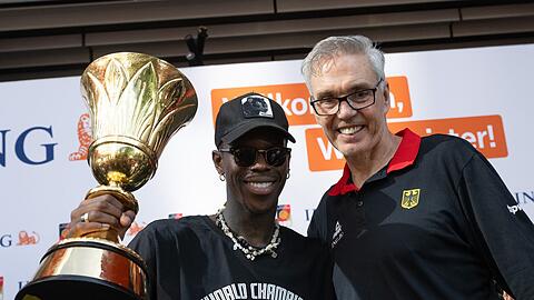 Basketball-Bundestrainer Gordon Herbert sieht Dennis Schröder als prädestinierten Fahnenträger für Olympia 2024.