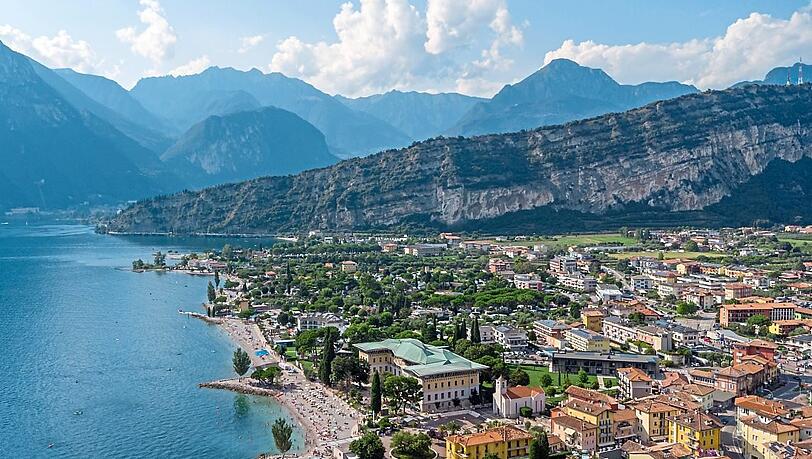 Torbole am Gardasee: Besonders häufig geht es für Bayern nach Italien. Und wenig überraschend werden ganz besonders häufig die Ferien als Bade- oder Strandurlaube genutzt.
