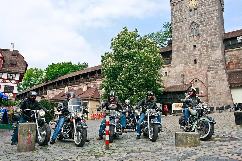 Dies ist keine normale Maifahrt, die hier gestern früh am Tiergärtner Tor ihren Anfang nahm. Traditionell traffen sich ja am Maitag auch heuer die Biker zu Tausenden in der Münchener Straße, um die Saison zu beginnen. Doch hier handelt es sich um echte &bdquo;Easy Rider&ldquo;, Harley-Fahrer, die nicht übers Land brettern, sondern ihrem Zweiradtraum stilvoll tuckernd auf teilweise über 40 Jahre alten Bikes frönen. Cool!