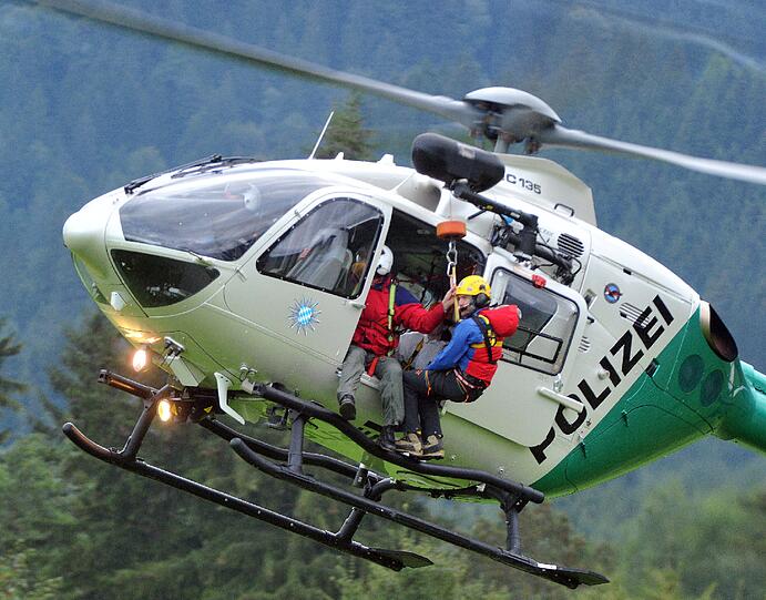 Horror-Nacht für einige Insassen einer Gondel in Schwangau. Nach einem Gleitschirm-Unfall mussten die Fahrgäste teils die Nacht in der Luft verbringen. Rettungskräfte konnten alle Menschen retten.