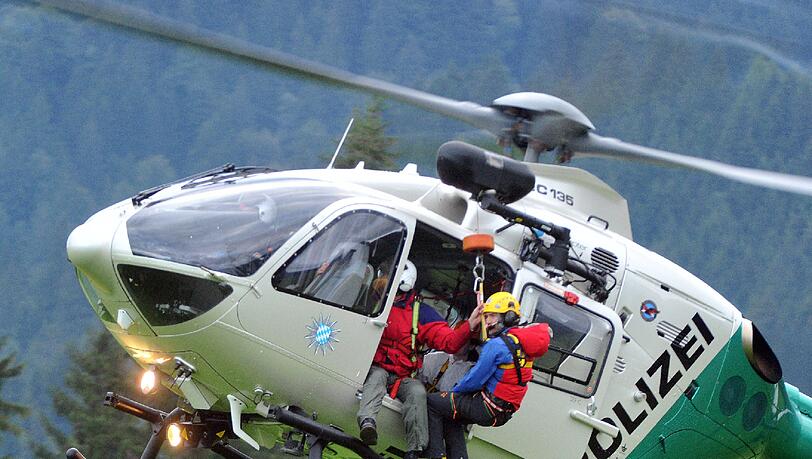 Horror-Nacht für einige Insassen einer Gondel in Schwangau. Nach einem Gleitschirm-Unfall mussten die Fahrgäste teils die Nacht in der Luft verbringen. Rettungskräfte konnten alle Menschen retten. Horror-Nacht für einige Insassen einer Gondel in Schwangau. Nach einem Gleitschirm-Unfall mussten die Fahrgäste teils die Nacht in der Luft verbringen. Rettungskräfte konnten alle Menschen retten.