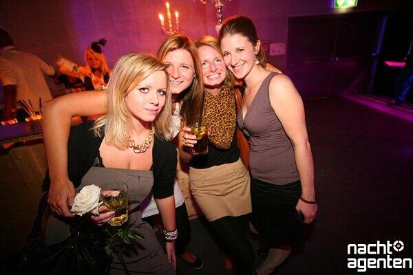 Am Freitag feierte auch das Neuraum sein dreijähriges Bestehen. Viele Münchner feierten mit
Alle Bilder von dieser Party gibts hier: www.nachtagenten.de.