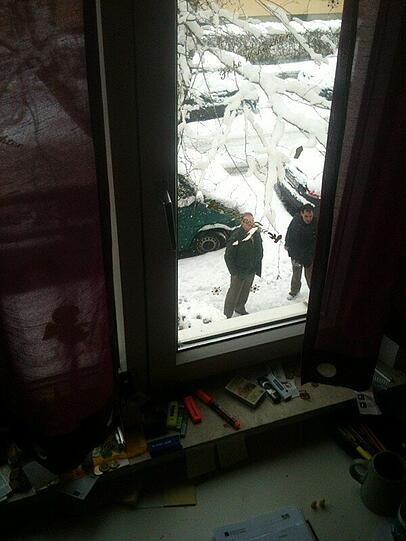 Polizisten umstellen das Mietshaus, in das sich der Schwert-Kämpfer geflüchtet hat.