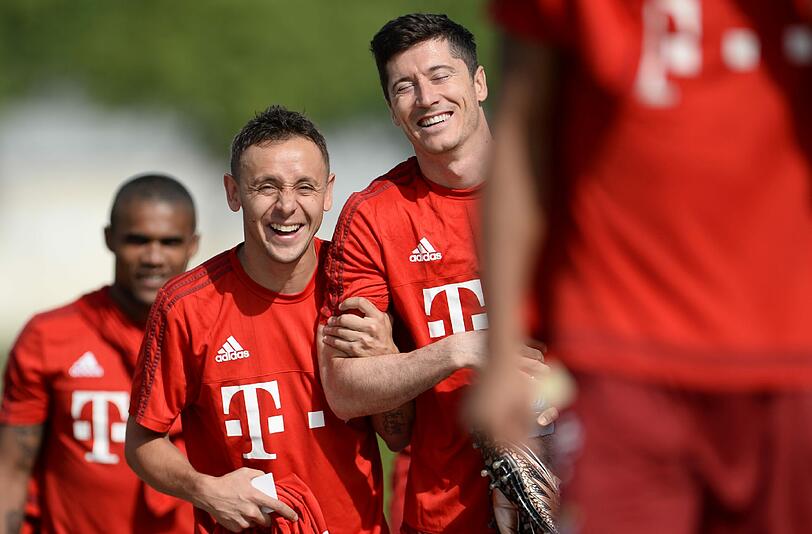 Rafinha (2. von links) und Goalgetter Robert Lewandowski legen auf dem Trainingsplatz ein lockeres Tänzchen hin, das auch von Douglas Costa (links) mit einem Lächeln belohnt wird.