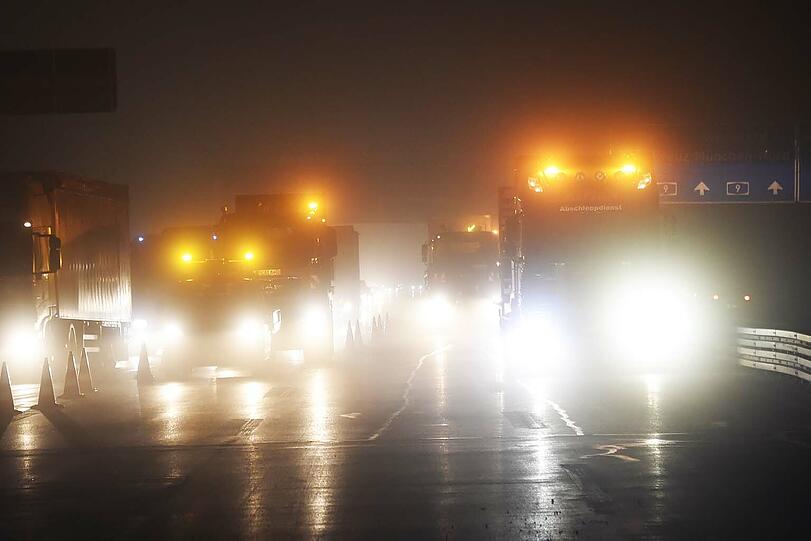 Der 50-Jährige war mit seinem mit Schweinehälften beladenen Lkw bei dichtem Nebel in den Fahrbahnteiler an der Ausfahrt Freimann gerast.