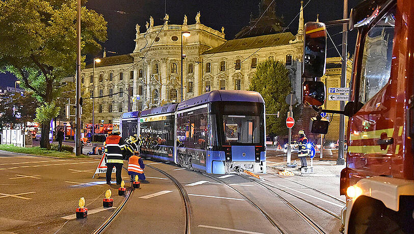 Die Tram entgleiste kurz vorm Stachus. Die Tram entgleiste kurz vorm Stachus.