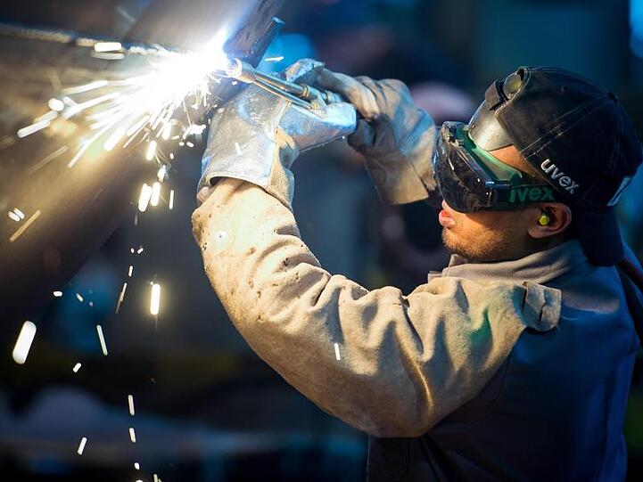 Ein Schweißer bei der Arbeit. Laut Arbeitgeberpräsident Kramer ist der Fachkräftemangel die größte Herausforderung der Wirtschaft.