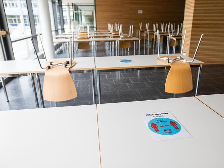 Ein Hinweisschild mit der Aufschrift "Bitte Abstand halten - mind. 1,5m Meter" klebt im Kreisgymnasium in Bad Krozingen auf einem Tisch.