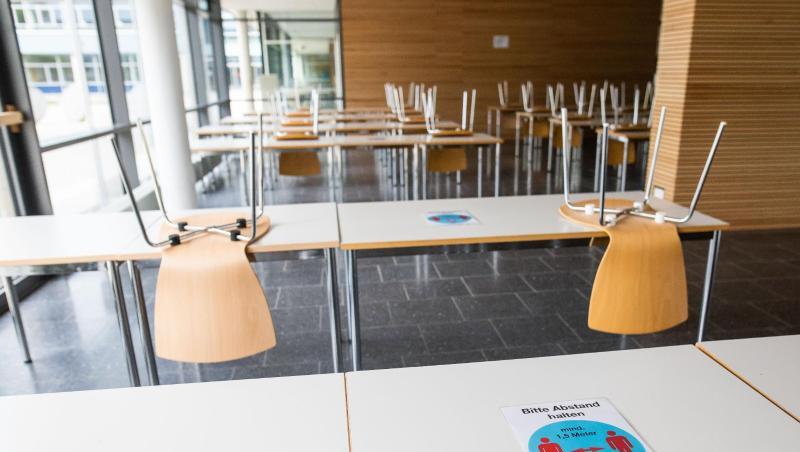 Ein Hinweisschild mit der Aufschrift "Bitte Abstand halten - mind. 1,5m Meter" klebt im Kreisgymnasium in Bad Krozingen auf einem Tisch. Ein Hinweisschild mit der Aufschrift "Bitte Abstand halten - mind. 1,5m Meter" klebt im Kreisgymnasium in Bad Krozingen auf einem Tisch.