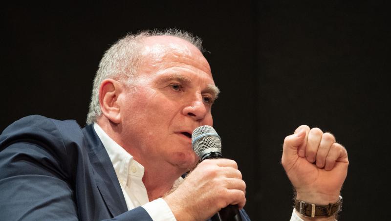 Uli Hoeneß hält sich zum Thema Löw öffentlich noch zurück. Uli Hoeneß hält sich zum Thema Löw öffentlich noch zurück.
