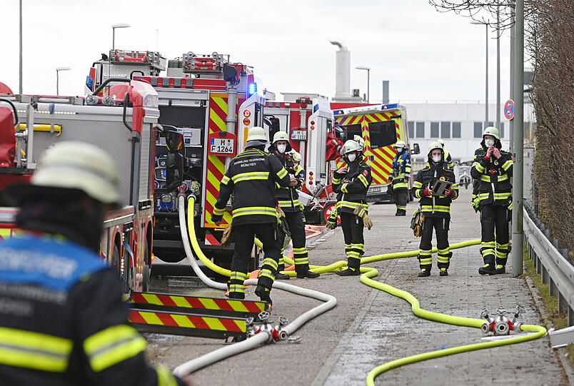 Einsatzkräfte der Feuerwehr vor Ort in Freimann.