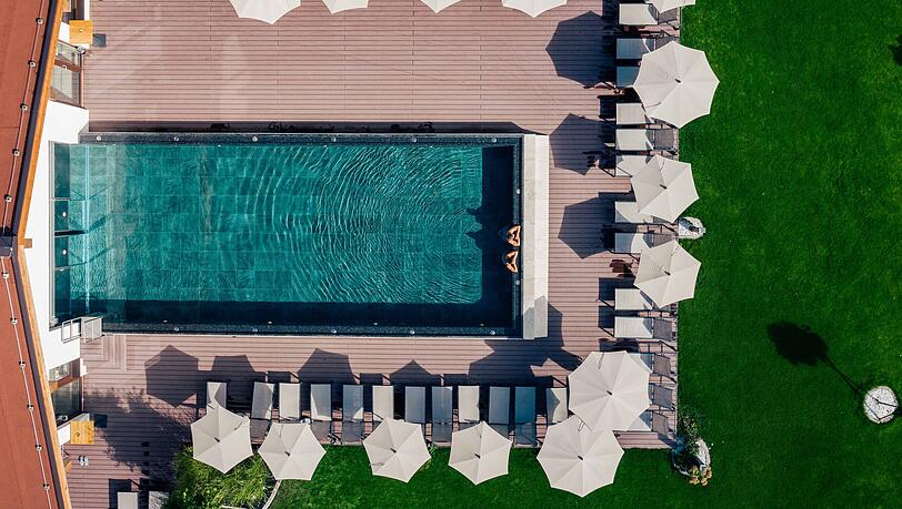 Ziehen Sie Ihre Bahnen in dem 24,5 m kombinierten In- und Outdoor-Pool. Ziehen Sie Ihre Bahnen in dem 24,5 m kombinierten In- und Outdoor-Pool.