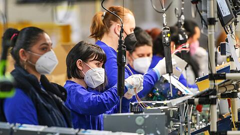 Arbeiterinnen in einer Fabrik: Die Statistikbehörde Eurostat hat Zahlen zur Arbeitslosigkeit veröffentlicht.