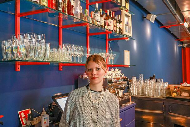 Tyra Bartmann arbeitet im Blitz Bar und Bistro als Barkeeperin. Tyra Bartmann arbeitet im Blitz Bar und Bistro als Barkeeperin.