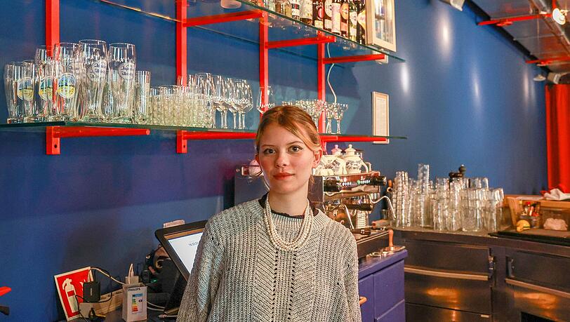 Tyra Bartmann arbeitet im Blitz Bar und Bistro als Barkeeperin. Tyra Bartmann arbeitet im Blitz Bar und Bistro als Barkeeperin.