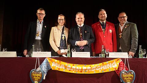 v.l.: Josef Rohrer von M&uuml;nchen Narrisch, Vize-Kommunalreferentin Inken Wuttke, Wirtschaftsreferent Christian Scharpf, Narrhalla-Pr&auml;sident Matthias Stolz und Alexander Filz von den Damischen Rittern.