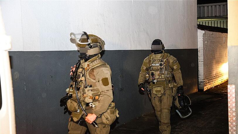 SEK-Beamte waren am Donnerstagabend in Hagen im Einsatz. SEK-Beamte waren am Donnerstagabend in Hagen im Einsatz.