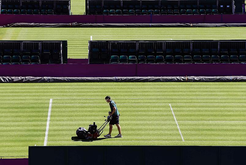 Alles soll perfekt sein: Alexander Rickards mäht den englischen Rasen in Wimbledon. Dort werden alle Tennis-Partien der Olympischen Spiele 2012 ausgetragen.