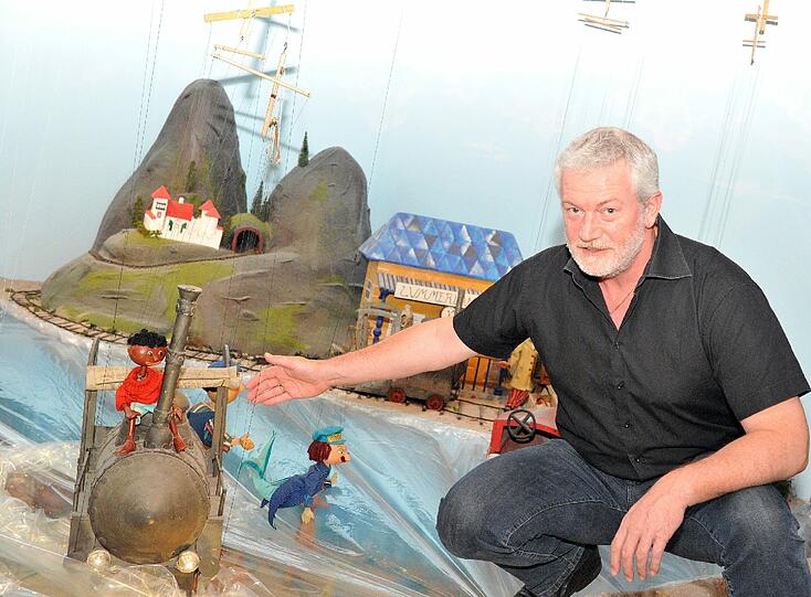 Puppenkiste-Chef Klaus Marschall vor den Kulissen von "Jim Knopf". Für ihn ist und bleibt die Augsburger Puppenkiste ein zeitgemäßes Format für Kinder und nachhaltiger als Trickserien: &bdquo;Unsere Stärke ist nach wie vor, dass wir gute Geschichten
erzählen."
