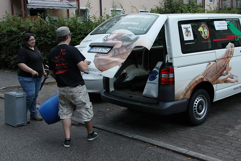 In Waldkraiburg wurde ein Mann vermeintlich von einer Schlange gebissen. Daran gibt es jedoch berechtigte Zweifel. Die Bilder vom Einsatzort.