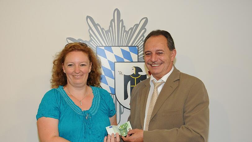 Kommissariatsleiter Thomas Lüftner überreicht Manuela K. zum Dank für ihre Hilfe 100 Euro. Kommissariatsleiter Thomas Lüftner überreicht Manuela K. zum Dank für ihre Hilfe 100 Euro.