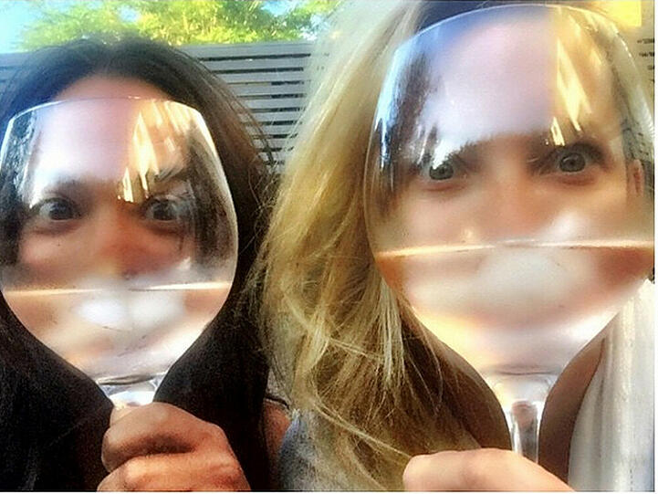 Kate Hudson (re.) und ihre Freundin, die Stylistin Sophie Lopez, lassen es sich bei einem Glas Wein gutgehen