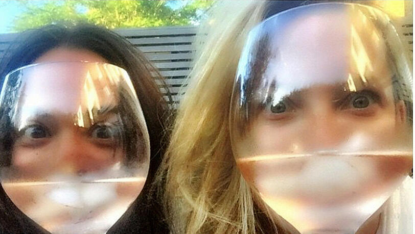 Kate Hudson (re.) und ihre Freundin, die Stylistin Sophie Lopez, lassen es sich bei einem Glas Wein gutgehen