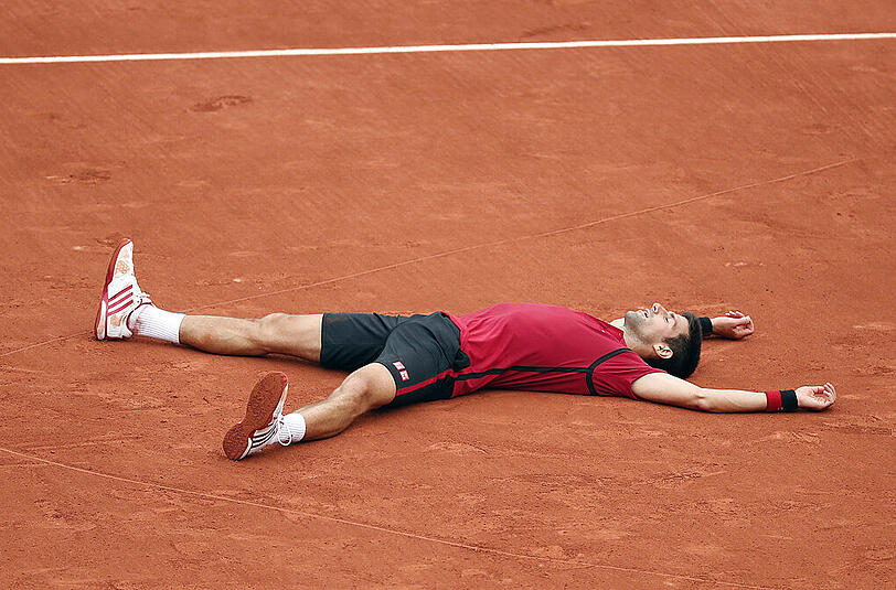 Am Ende lag er einfach nur da, ließ seinen Gefühlen freien Lauf: Novak Djokovic hat am Sonntag die French Open gewonnen.