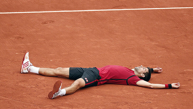 Am Ende lag er einfach nur da, ließ seinen Gefühlen freien Lauf: Novak Djokovic hat am Sonntag die French Open gewonnen.