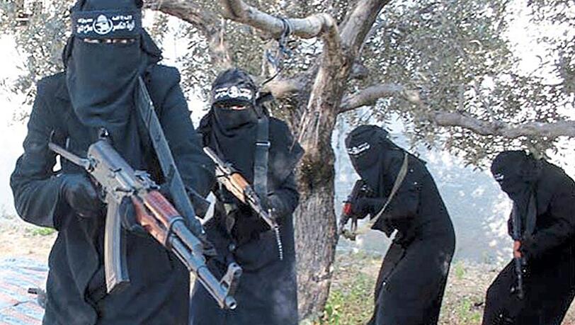 Der Screenshot eines IS-Propagandavideos zeigt voll verschleierte Frauen mit Gewehren, die angeblich in Al-Rakka operiert haben. Sie sollen der Al-Chansaa-Brigade angehören. Al-Chansaa bedeutet "Gazelle". Der Screenshot eines IS-Propagandavideos zeigt voll verschleierte Frauen mit Gewehren, die angeblich in Al-Rakka operiert haben. Sie sollen der Al-Chansaa-Brigade angehören. Al-Chansaa bedeutet "Gazelle".