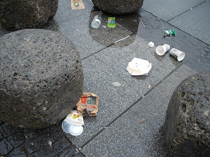 Die Überreste der letzten Party am Wochenende. Jugendliche feiern auf der Partymeile zwischen Sendlinger Tor und Maximilianstraße. Treffpunkt ist Mc Donalds am Stachus. Den Dreck lassen die Nachtschwärmer liegen