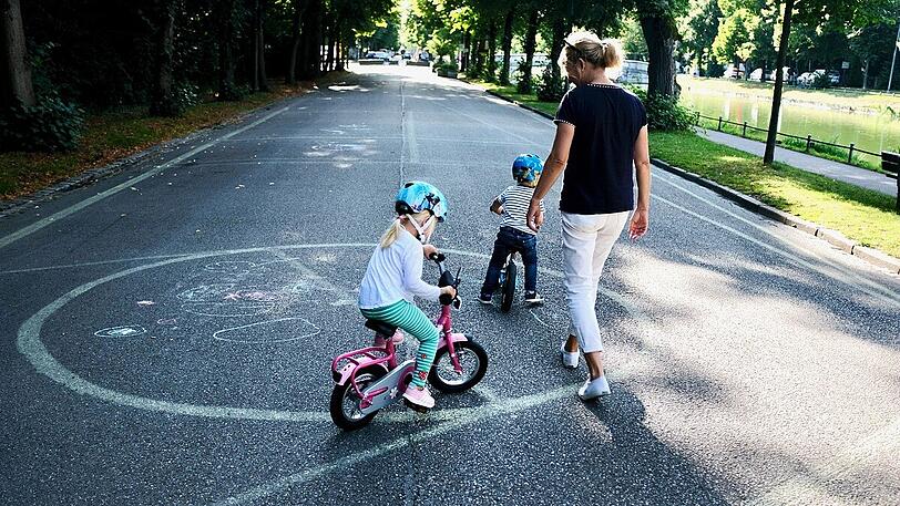 Hier funktioniert's ein bisserl: An der Südlichen Auffahrtsallee komme Eltern mit ihren Kindern zum Radlfahren-Lernen.