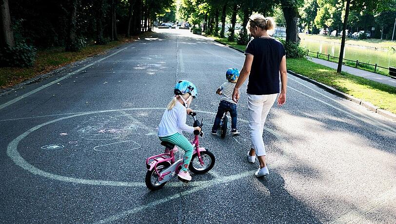 Hier funktioniert's ein bisserl: An der Südlichen Auffahrtsallee komme Eltern mit ihren Kindern zum Radlfahren-Lernen.