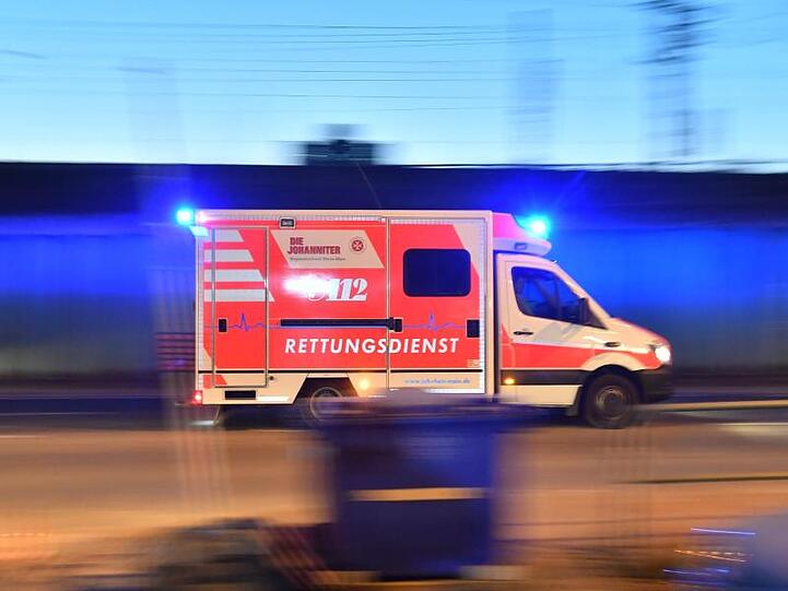 Ein Rettungswagen ist mit eingeschaltetem Blauchlicht im Einsatz. Foto: Boris Roessler/dpa/Archivbild