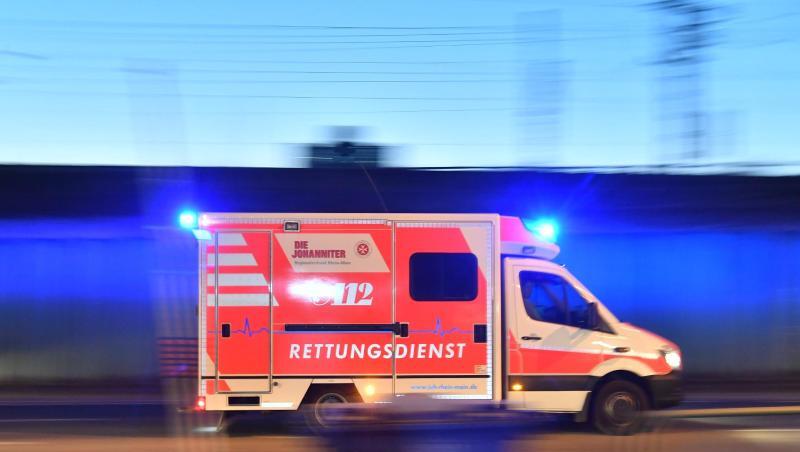 Ein Rettungswagen ist mit eingeschaltetem Blauchlicht im Einsatz. Foto: Boris Roessler/dpa/Archivbild Ein Rettungswagen ist mit eingeschaltetem Blauchlicht im Einsatz. Foto: Boris Roessler/dpa/Archivbild