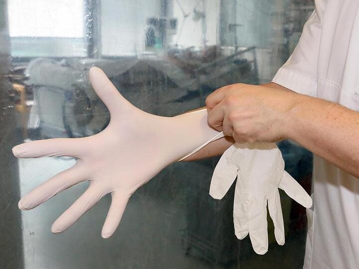 Die vorerst Einmalige Zahlung von 500 Euro Bonus für Bayerns Pflegepersonal stößt auf viel Zustimmung bei Verbänden und Krankenkassen &ndash; aber es gibt auch Kritik. (Symbolbild)