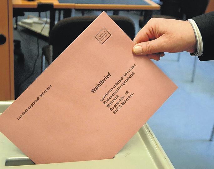 Die Kreuze sind gemacht &ndash; jetzt gleitet der Umschlag mit dem wertvollen Stimmzettel in die Wahlurne.