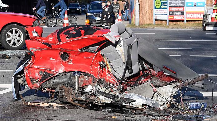 Die beiden Audi-Fahrer und ihre jeweiligen Beifahrer kamen teils schwerverletzt zur weiteren Behandlung in umliegende Krankenhäuser.