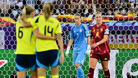 Verteidigerin Rebecca Knaak (r) zeigte sich als Schwachpunkt in der deutschen Abwehr.