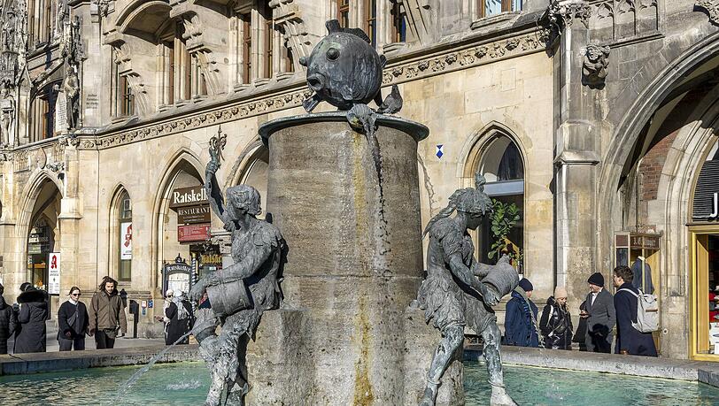 Der Fischbrunnen ist der älteste Brunnen Münchens. Er wurde erstmals im 14. Jahrhundert erwähnt.