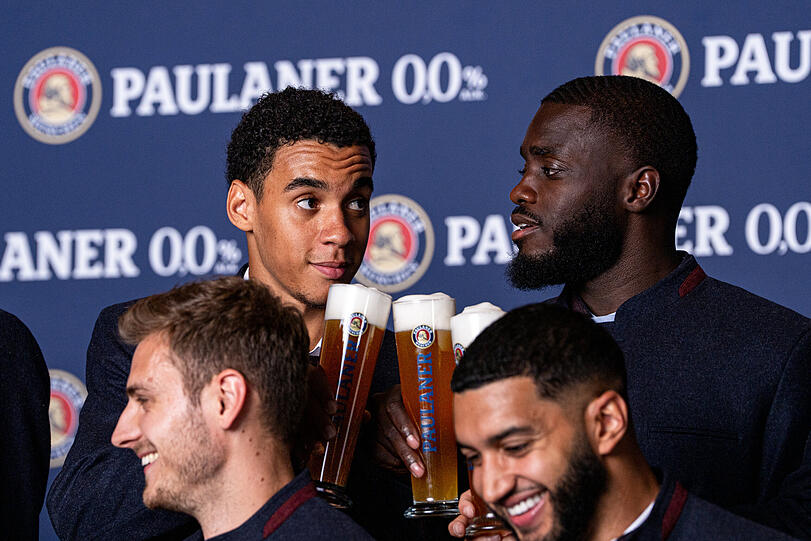 Die Stars des FC Bayern beim alljährlichen Lederhosen-Shooting von Paulaner. Die Stars des FC Bayern beim alljährlichen Lederhosen-Shooting von Paulaner.