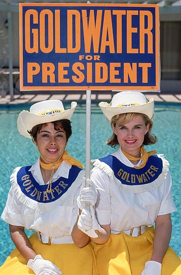 Juli 1964: Zwei Frauen werben in Los Angeles, Kalifornien, für Barry Goldwater, den republikanischen Kandidaten der Präsidentschaftswahlen im selben Jahr. Juli 1964: Zwei Frauen werben in Los Angeles, Kalifornien, für Barry Goldwater, den republikanischen Kandidaten der Präsidentschaftswahlen im selben Jahr.
