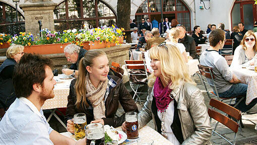 International und doch sehr münchnerisch: Der Innenhof vom
Hofbräuhaus am Platzl. International und doch sehr münchnerisch: Der Innenhof vom
Hofbräuhaus am Platzl.