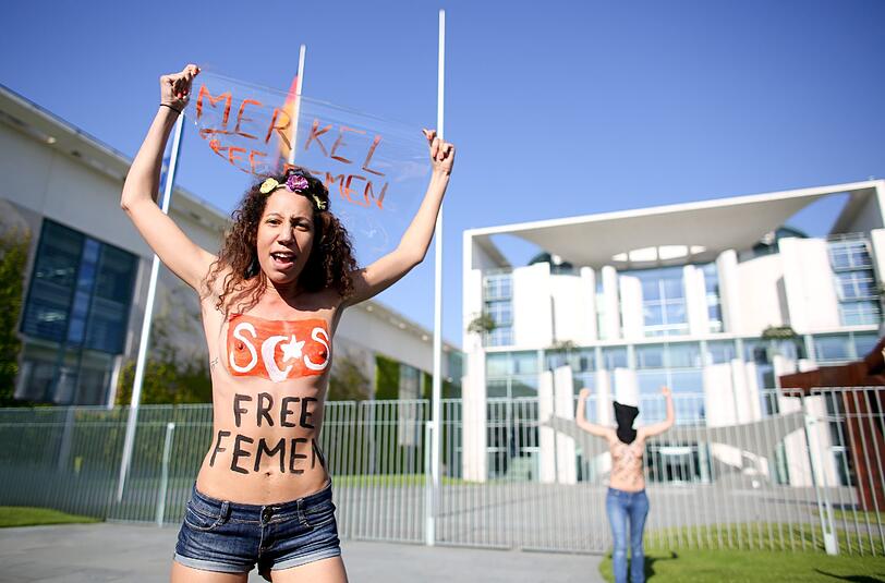Nackte Wut: Femen-Aktivistinnen demonstrieren am Freitag vor dem Bundekanzleramt.