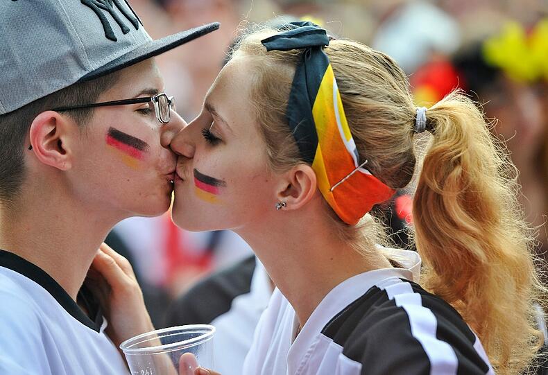 Public Viewing bei Deutschland gegen die USA. Die Bilder von der Berliner Fanmeile.